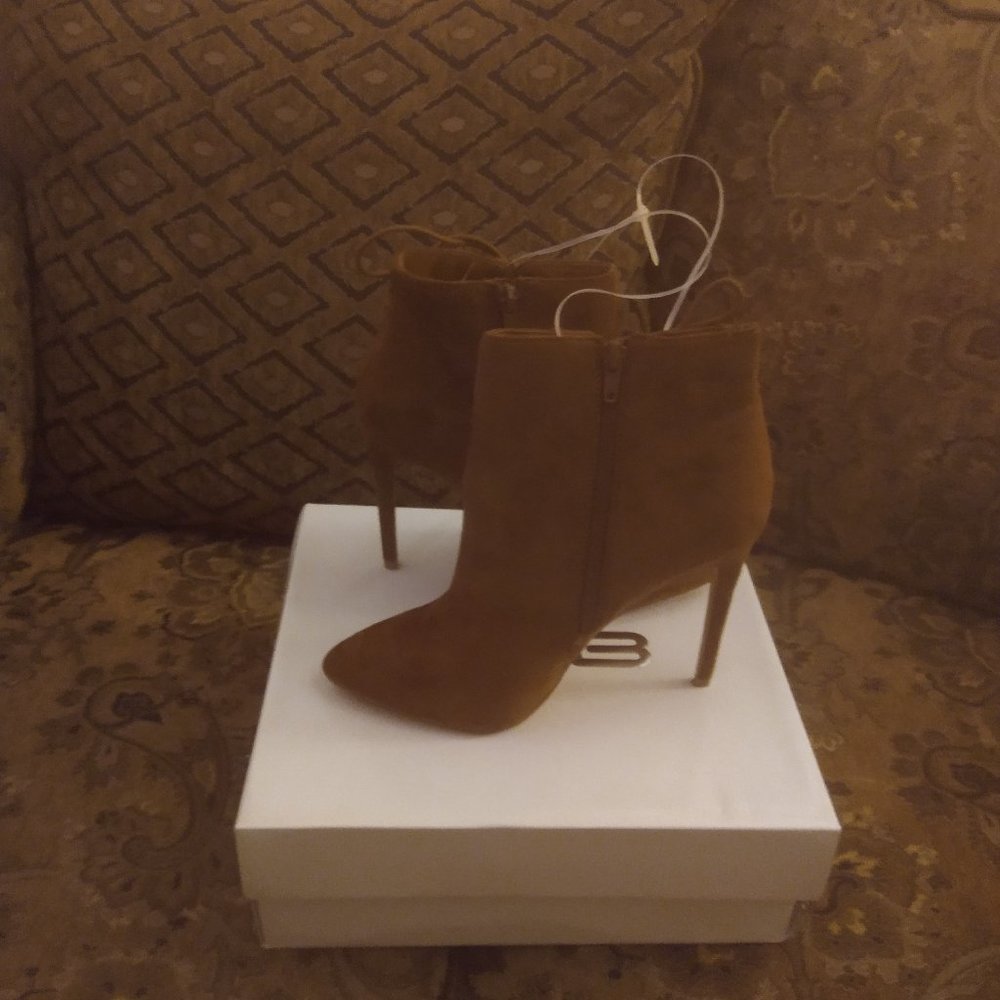 Beautiful light/medium brown heeled bootie ( NWOT)